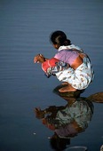 Kvinna vid vattenkälla, Indien