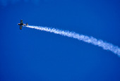 Flyguppvisning mot blå himmel