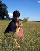 Kvinna plockar lin