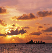 Lastfartyg i solnedgång