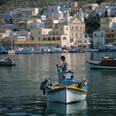 Fiskebåt i Patmos hamn, Grekland