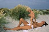 Mor och dotter på strand