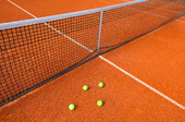 Tennisboll vid nätet på tennisbana