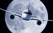 Flygplan vid fullmåne