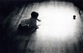 Barn på golv med boll