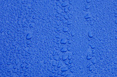 Vattendroppar på blå yta
