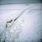 Skärdgårdsbåt i isränna