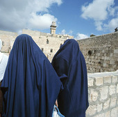 Bedouin Women in klagomuren, Israel