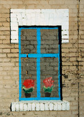Målat fönster på husvägg