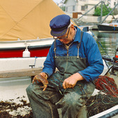 Fiskare som arbetar med sina fiskeredskap
