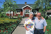 Äldre par framför villa