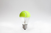Tennisboll förvandlats med en glödlampa