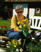 Kvinna i trädgård