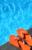 Sandaler vid swimmingpool