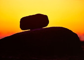 Sten i solnedgång