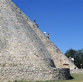 Pyramid of Kukulkan Chicha Itza, Mexico