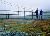 Fjällvandrare på gångbro, Lappland