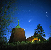 Kometen Hale Bopp ovanför Björlanda kyrka, Göteborg