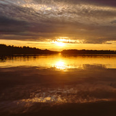 Solnedgång vid insjö, Värmland