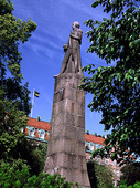 Staty av Karl XIV Johan i Örebro, Närk