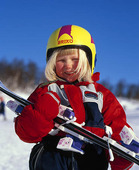 Flicka med skidor