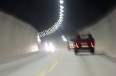 Bilar i vägtunnel