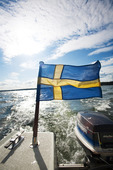 Svensk flagga på motorbåt