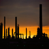Raffinaderi i solnedgång