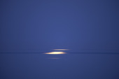 Spegling av fullmåne i havet