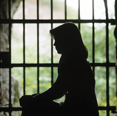 Kvinna bakom galler