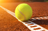Tennisboll på en tennisbana