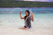 Kvinna plaskar i havet, Filippinerna