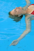 Kvinna i swimmingpool