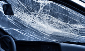 Förstörd fönsterruta på bil