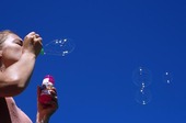Kvinna blåser såpbubblor