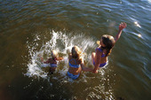 Flickor som  badar
