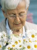 Äldre kvinna med blommor