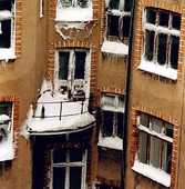 Snö på bostadshus