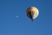 Luftballong och månen