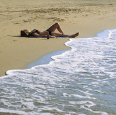 Kvinna på strand