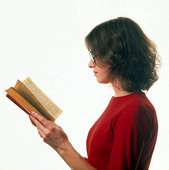 Kvinna läser bok