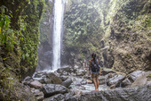 Kvinna vid Casaroro Falls, Filippinerna
