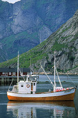 Fiskebåt vid Lofoten, Norge