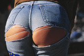 Kvinna med trasiga jeans