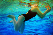 Kvinna som simmar