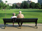 Äldre par på parkbänk