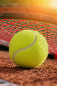 Tennisboll på en tennisbana