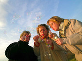 Kvinnor blåser såpbubblor