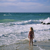 Flicka vid havet