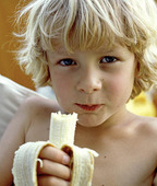 Pojke äter banan